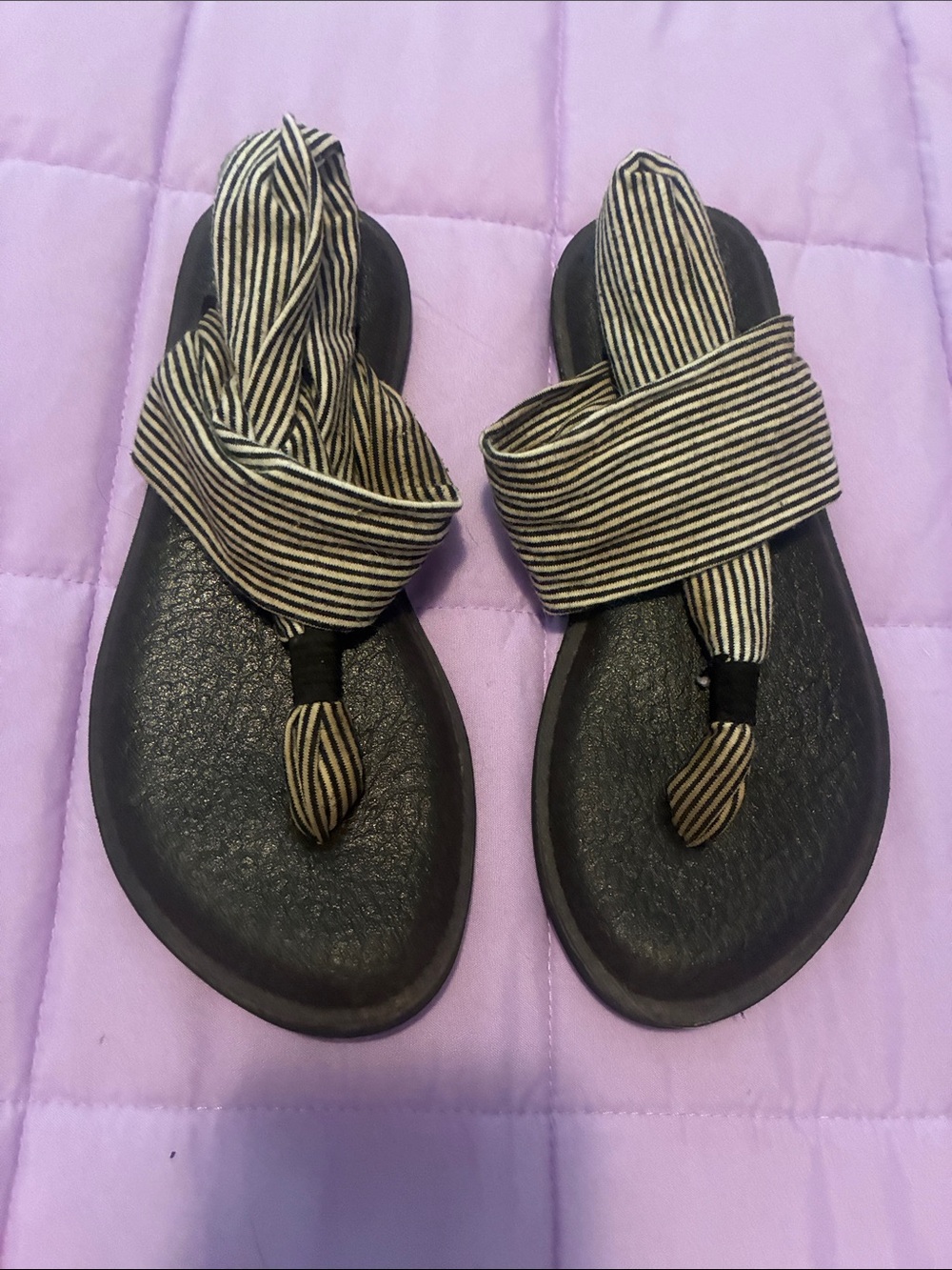 Little girls size 1/2 Sanuk striped yoga sandals